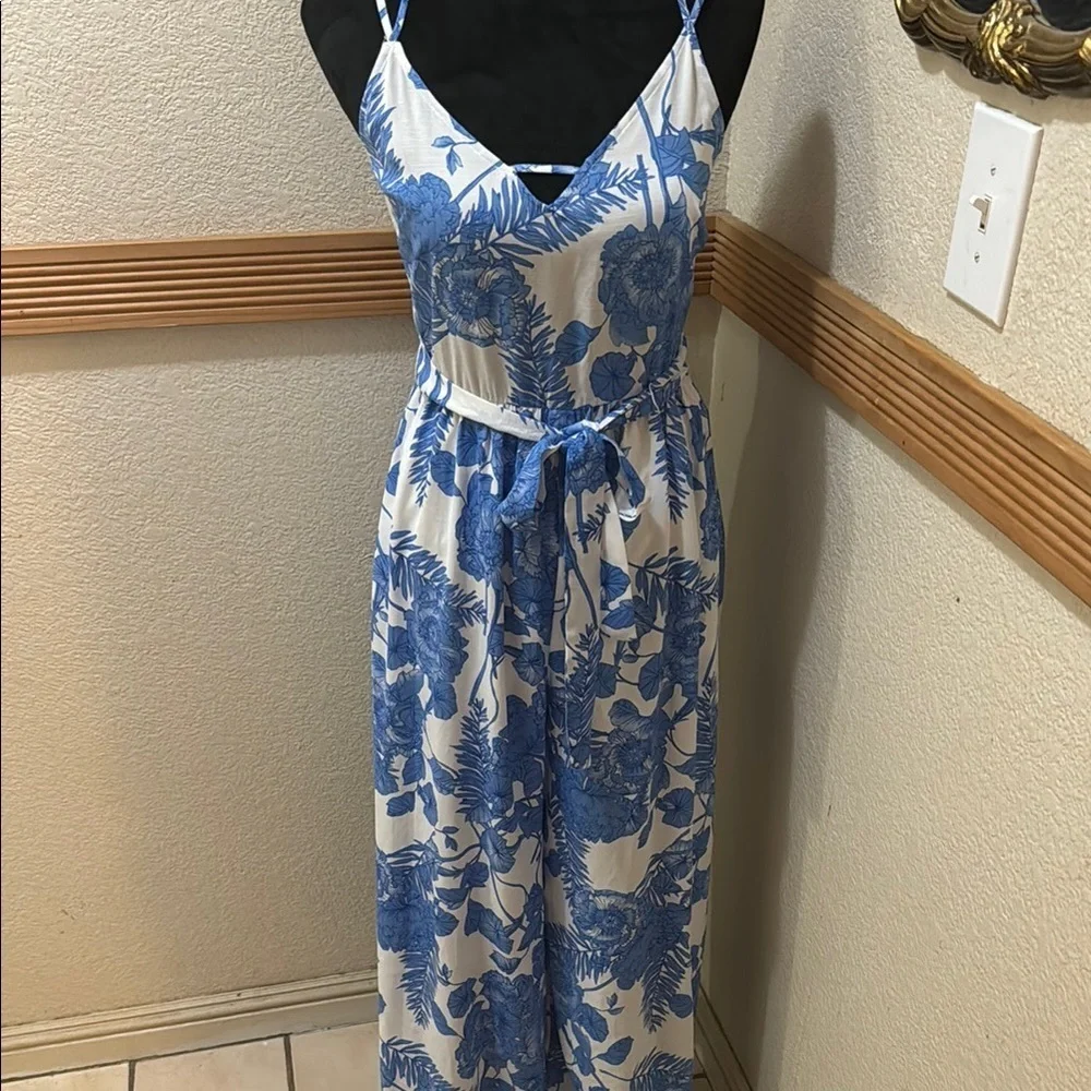 My Michelle Floral Blue and White Criss Cross Strap Wide Leg Jumpsuit Size 5! - Picture 3 of 16
